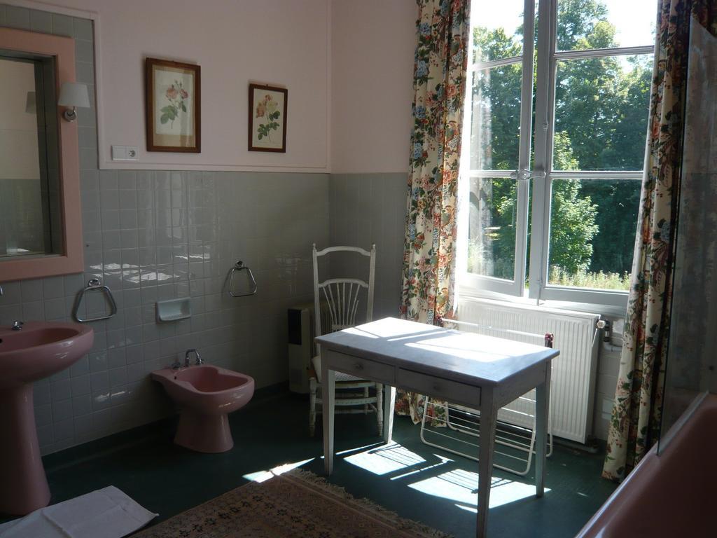 Les Longchamps Bed & Breakfast Neuille Exterior photo