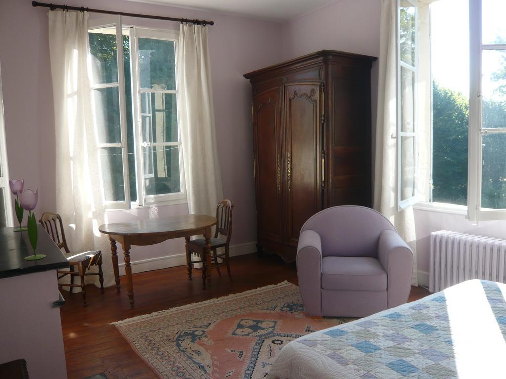 Les Longchamps Bed & Breakfast Neuille Exterior photo