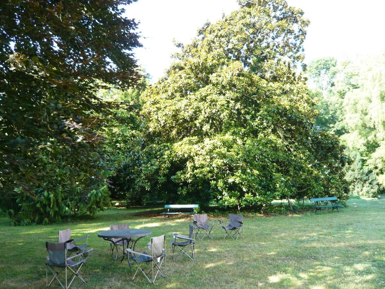 Les Longchamps Bed & Breakfast Neuille Exterior photo