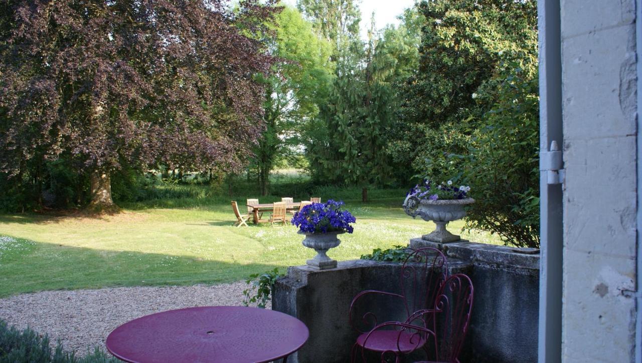 Les Longchamps Bed & Breakfast Neuille Exterior photo